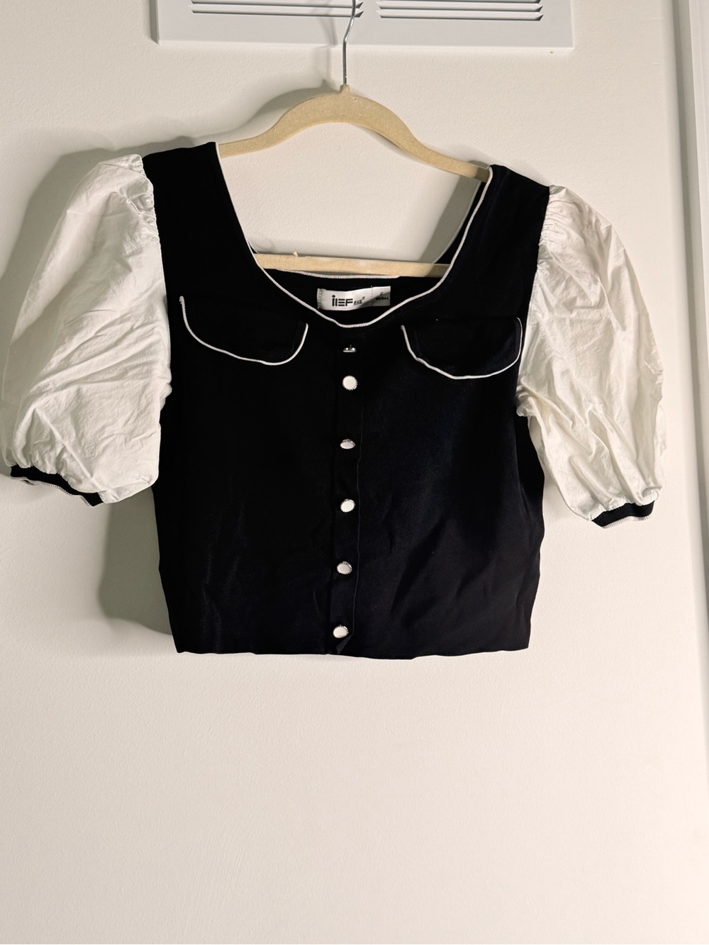 Contrast Puff Sleeve Crop Top in Black and White